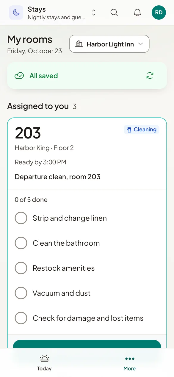My rooms on a housekeeper's phone in Holuway: the rooms assigned to her, the checklist and the next room to take.